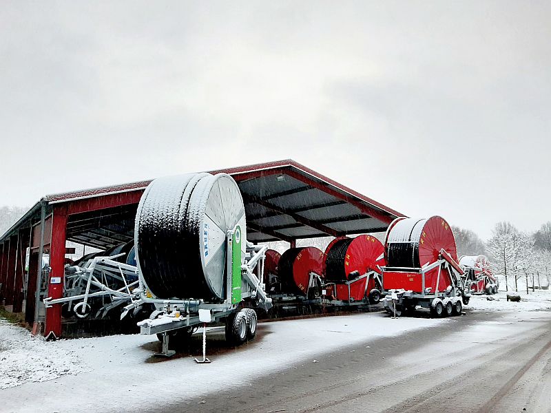 Bauer und RM Beregnungsmaschinen im Schnee,