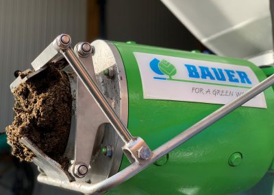 Bauer Gülleseparator separiert den trockenen Anteil der Gülle vom flüssigen Anteil