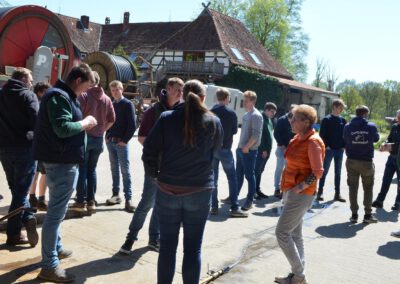 Besuch Berufsschule 2023 Diskussion über Tropfbewässerung