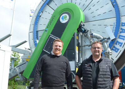 Cordes-Beregnung und Meyer AgrarTechnik starten Kooperation - Daniel Sumpf (Cordes) und Dierk Meyer (Meyer) vor einer Bauer Beregnungsmaschine